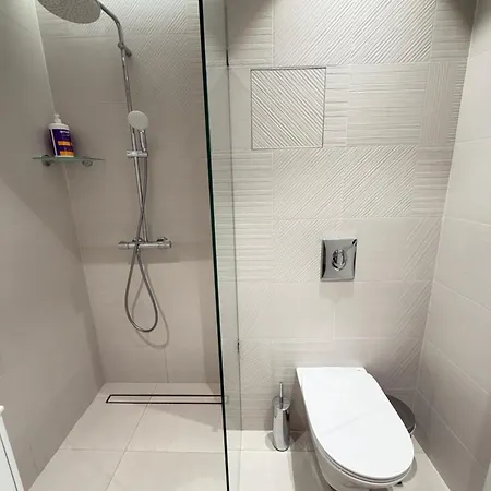 Amalfy Cozy Near Metro W Working Desk And Wifi